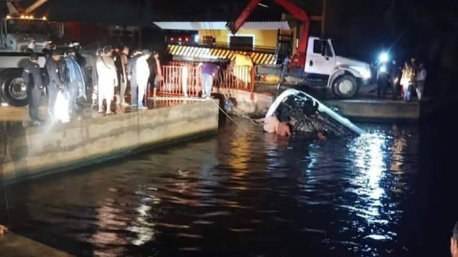 7 jóvenes muertos al caer su camioneta en río de Coatzacoalcos, Veracruz