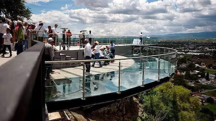Niño cae del mirador de cristal de Atlixco en Puebla