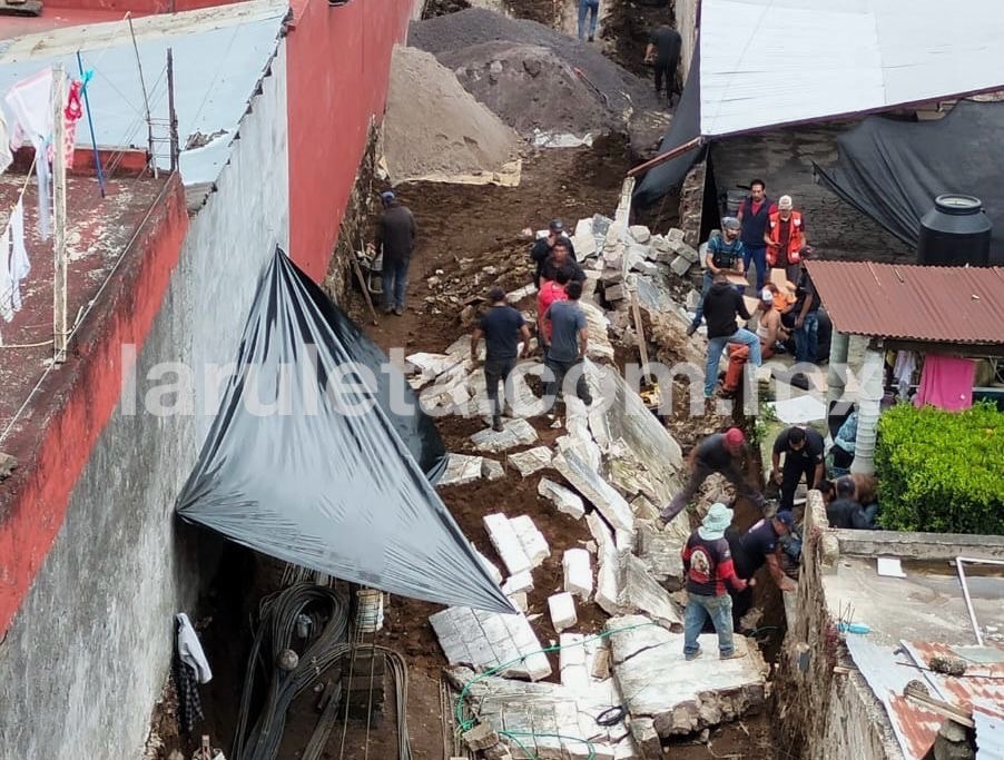 Cae barda sobre dos trabajadores de obra en Teziutlán