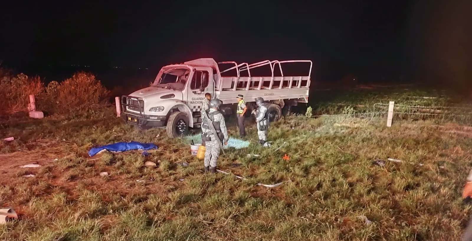 Vuelca camión de la GN en Puebla; hay un muerto y 21 heridos