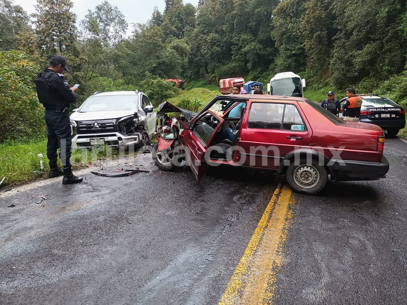 Accidente en Teziutlán: Dos personas lesionadas en choque frontal