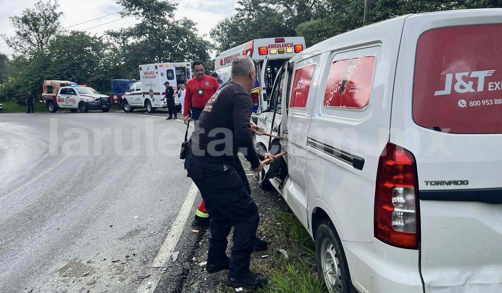 Accidente en carretera Zacapoaxtla-Cuetzalan deja lesionado a trabajador de paquetería express