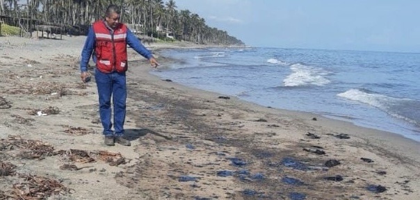 Cierran Playa del Sol cercana a la refinería Olmeca de Dos Bocas; hay residuos de chapopote