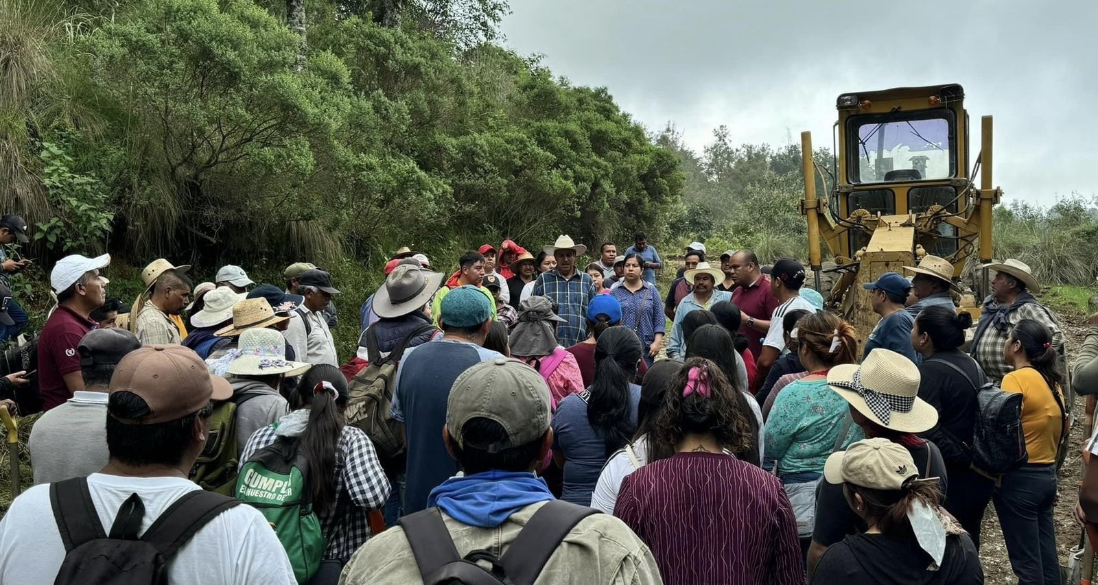 Juan Toral inicia rehabilitación de camino estratégico en Chignautla