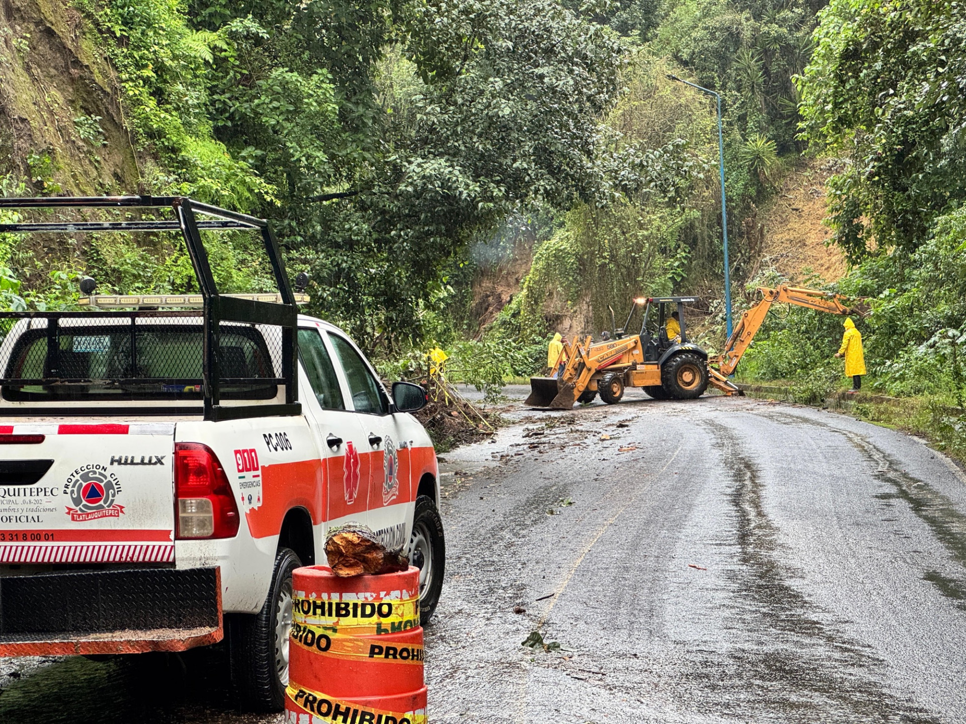 Tlatlauquitepec: Lluvias intensas causan derrumbes en carreteras clave