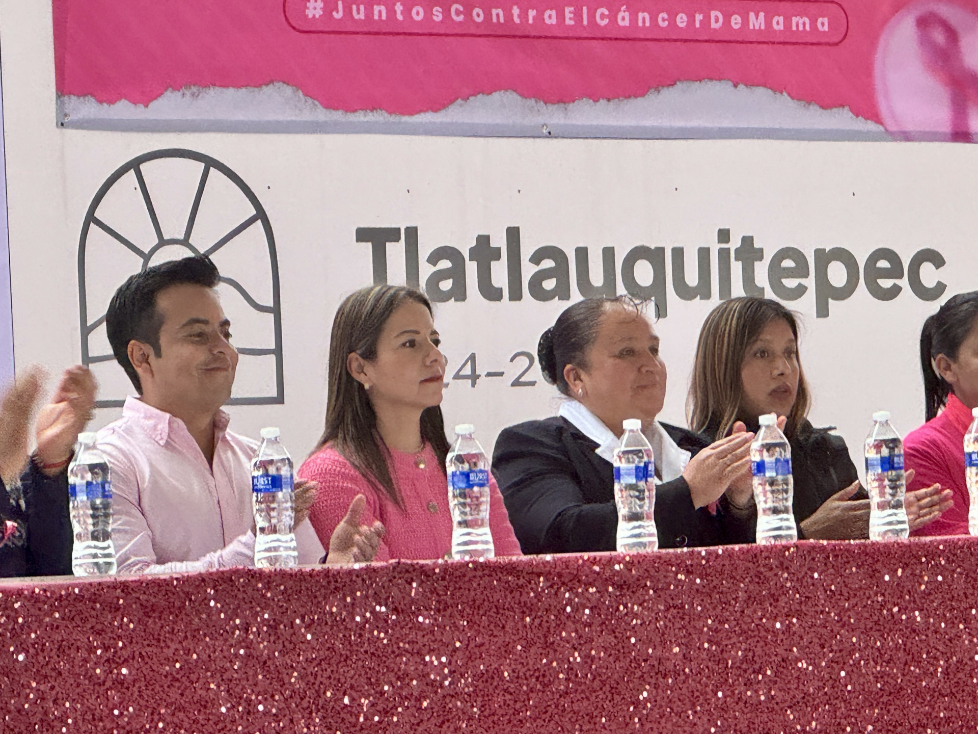 Desfile y jornada de salud en Tlatlauquitepec por el Octubre Rosa