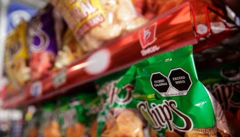Este es el plan de Claudia Sheinbaum para sacar de las escuelas refrescos y comida chatarra