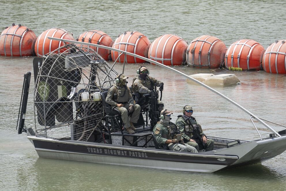 Texas colocó más boyas en el Río Bravo para frenar los cruces ilegales desde México