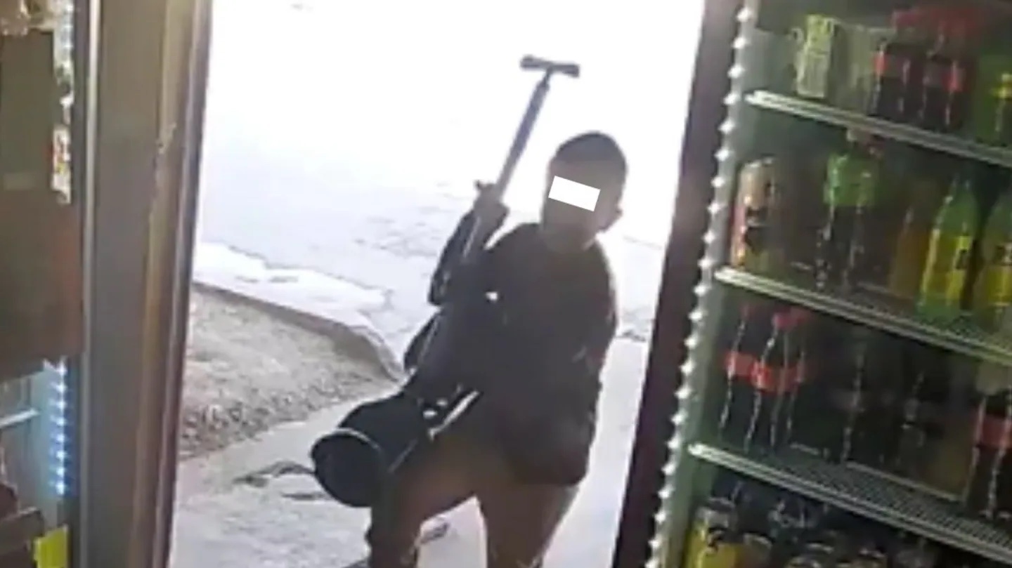 Niño se salva de secuestro al refugiarse en tienda