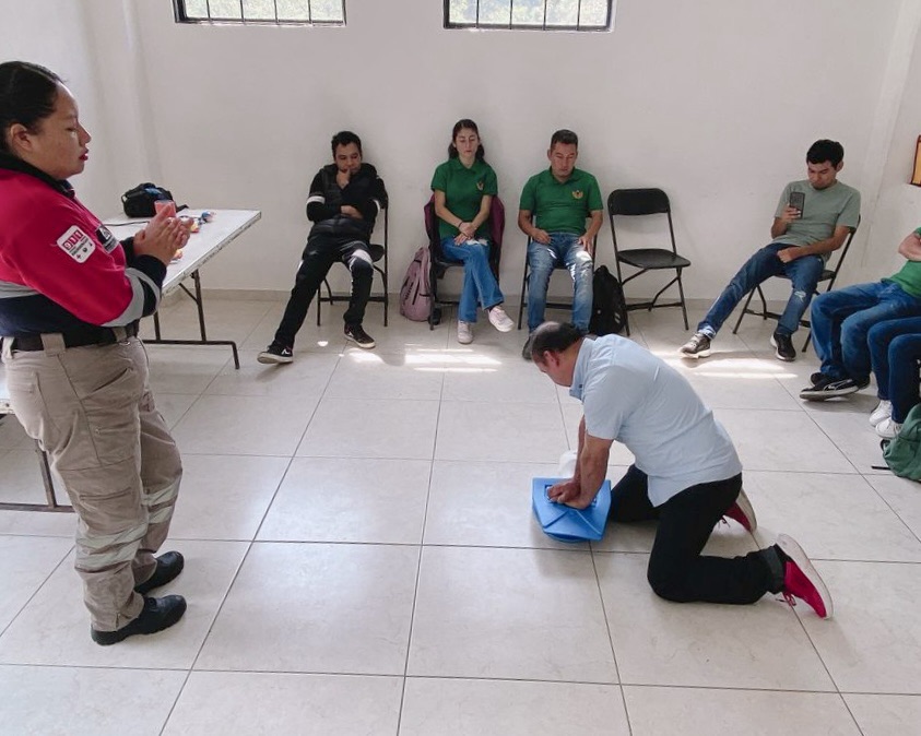 Capacitan en primeros auxilios a prestadores de servicios turísticos en Tlatlauquitepec