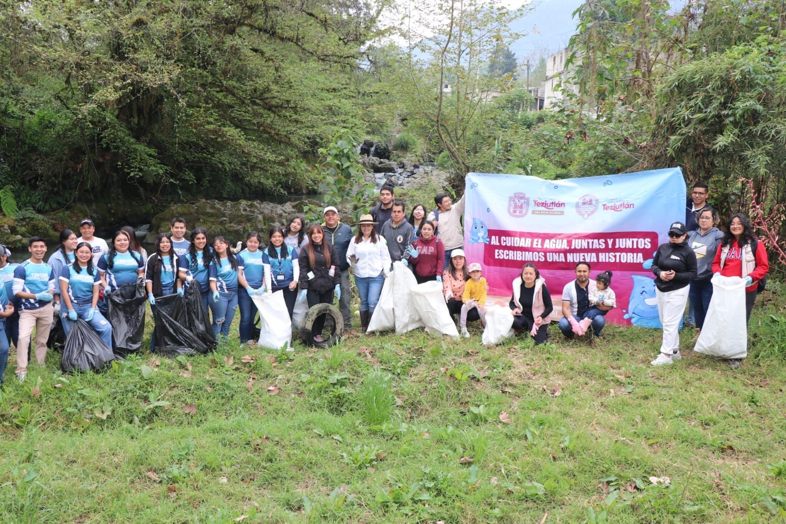 Gobierno de Teziutlán, pobladores y estudiantes unen esfuerzos para limpiar Río Xoloatl en San Juan Acateno