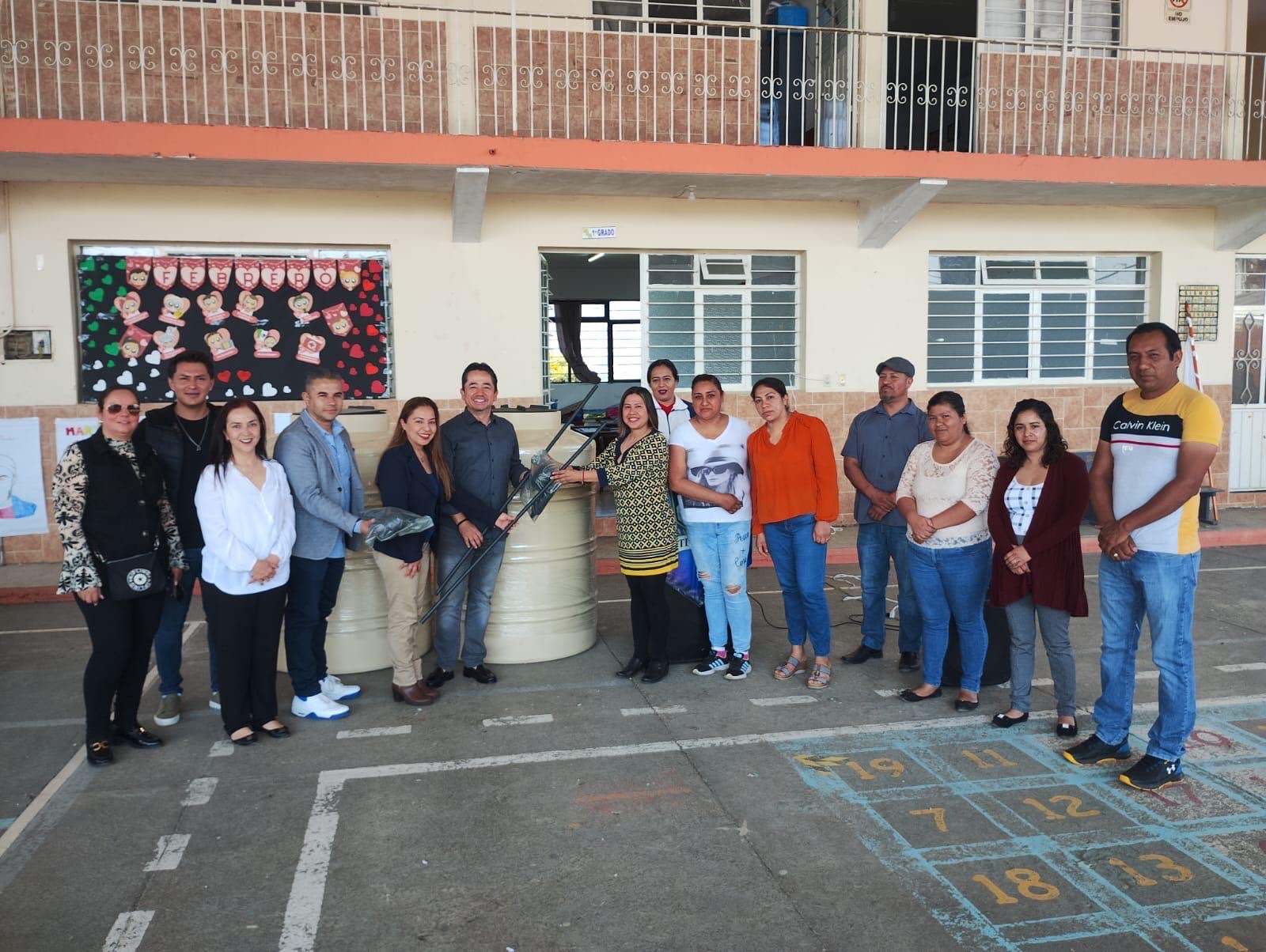 Antonio Rumilla hace entrega de tinacos a Comité de Participación Social de Ixtlahuaca