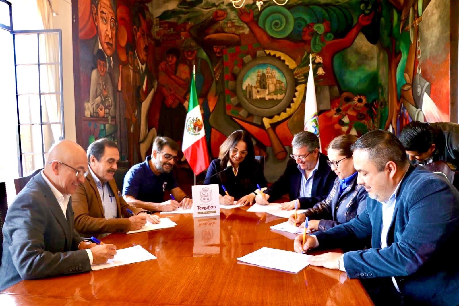 Karla Martínez firma convenio con Universidades públicas y privadas para que estudiantes realicen servicio social en el gobierno municipal