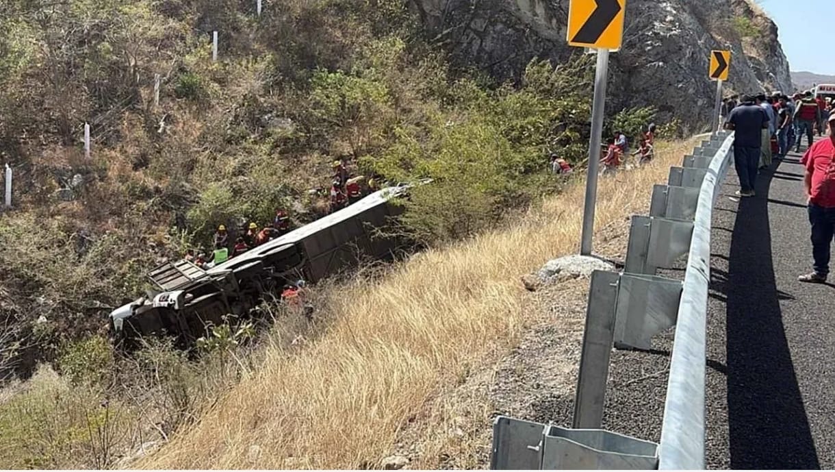 Trágico accidente vial deja 18 simpatizantes de Morena fallecidos y 23 heridos en Oaxaca