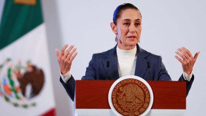 Sheinbaum se compromete a congelar edad de jubilación para Maestros: 56 años mujeres, 58 años hombres