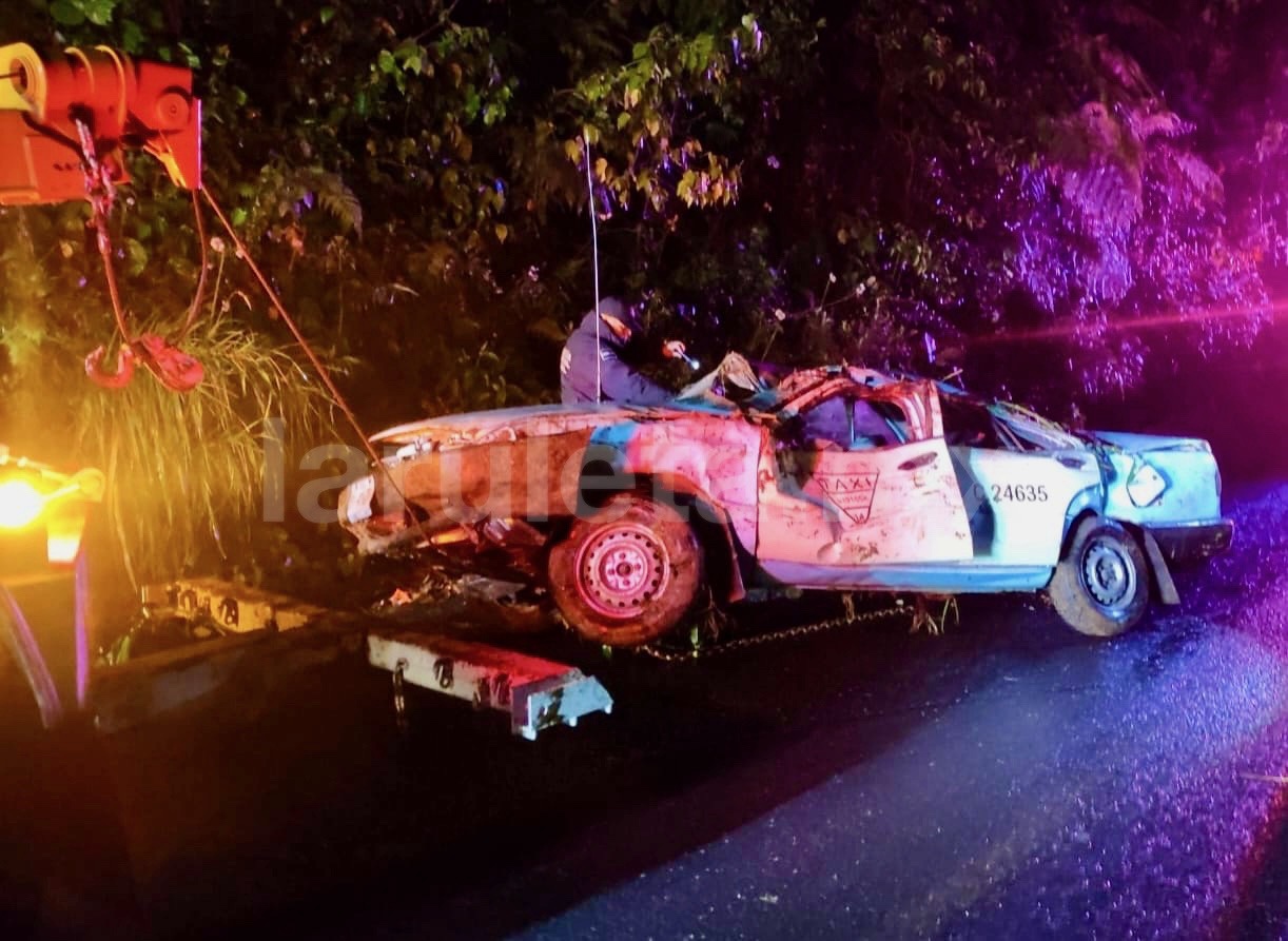 Taxista pierde la vida tras caer a un barranco en Hueytamalco; cuatro pasajeros resultan heridos