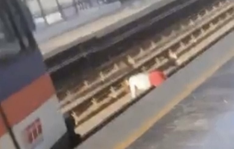 Cuando no te toca, no te toca… Tragedia evitada en el metro de Monterrey: mujer cae a las vías y sobrevive