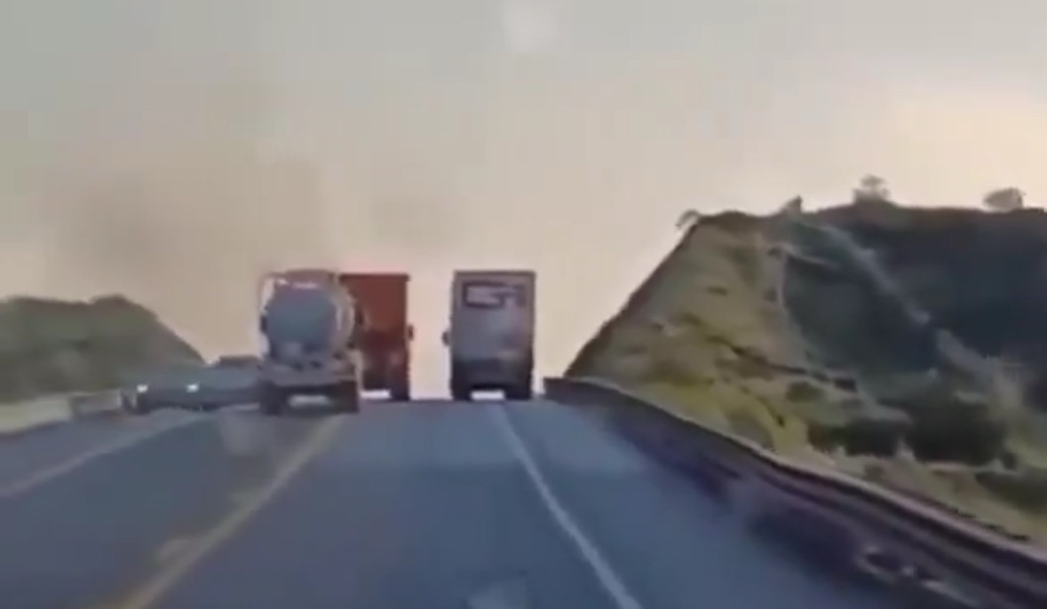 Trailero embiste a asaltantes en la Puebla-Orizaba y evita el robo