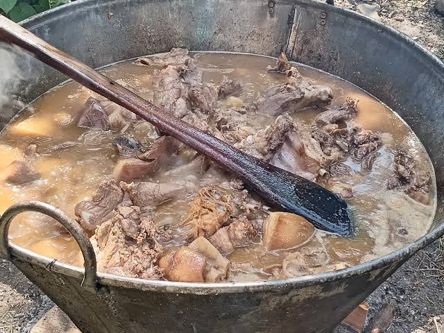 Intoxicación masiva por comer carnitas durante fiesta patronal en la Sierra de Puebla