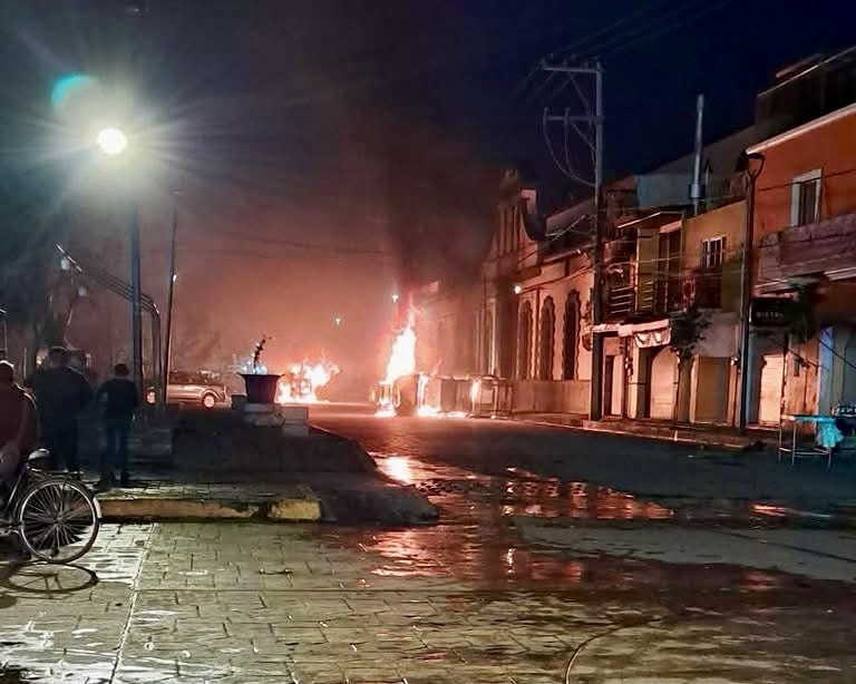 ¡TRAKAS! Pobladores incendian la presidencia municipal de Acatzingo