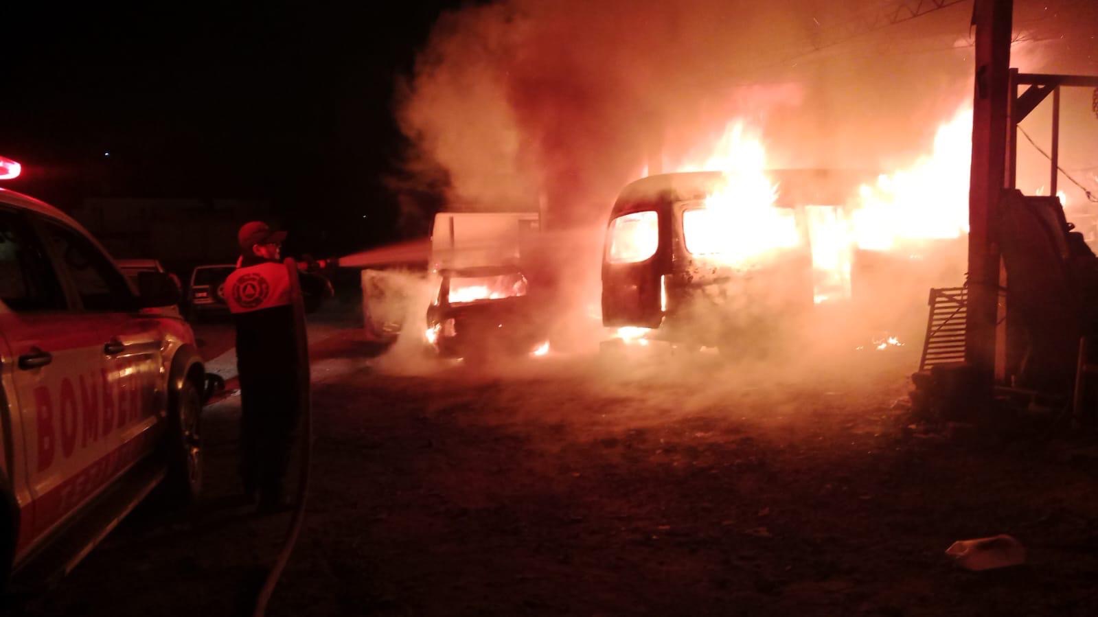Protección Civil de Teziutlán y equipos de emergencia controlan incendio en el Barrio de Ahuateno