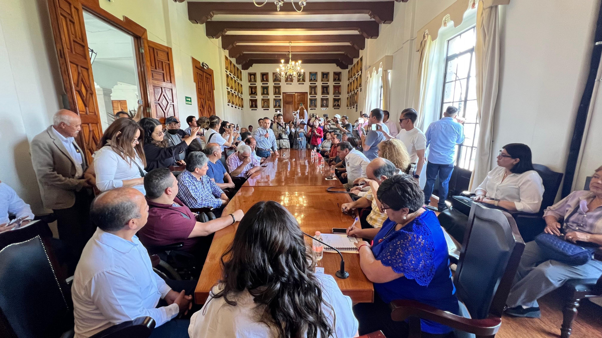 Karla Martínez recibe a transportistas de Teziutlán que exigen freno al transporte irregular