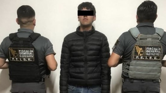 Catean casa del alcalde de Ahuazotepec; detienen a su hijo y aseguran armas y droga