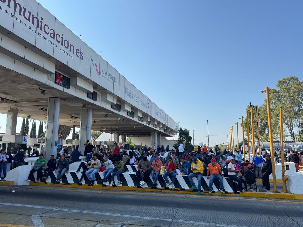 Maestros de la CNTE toman caseta México-Puebla y advierten posibles cierres viales