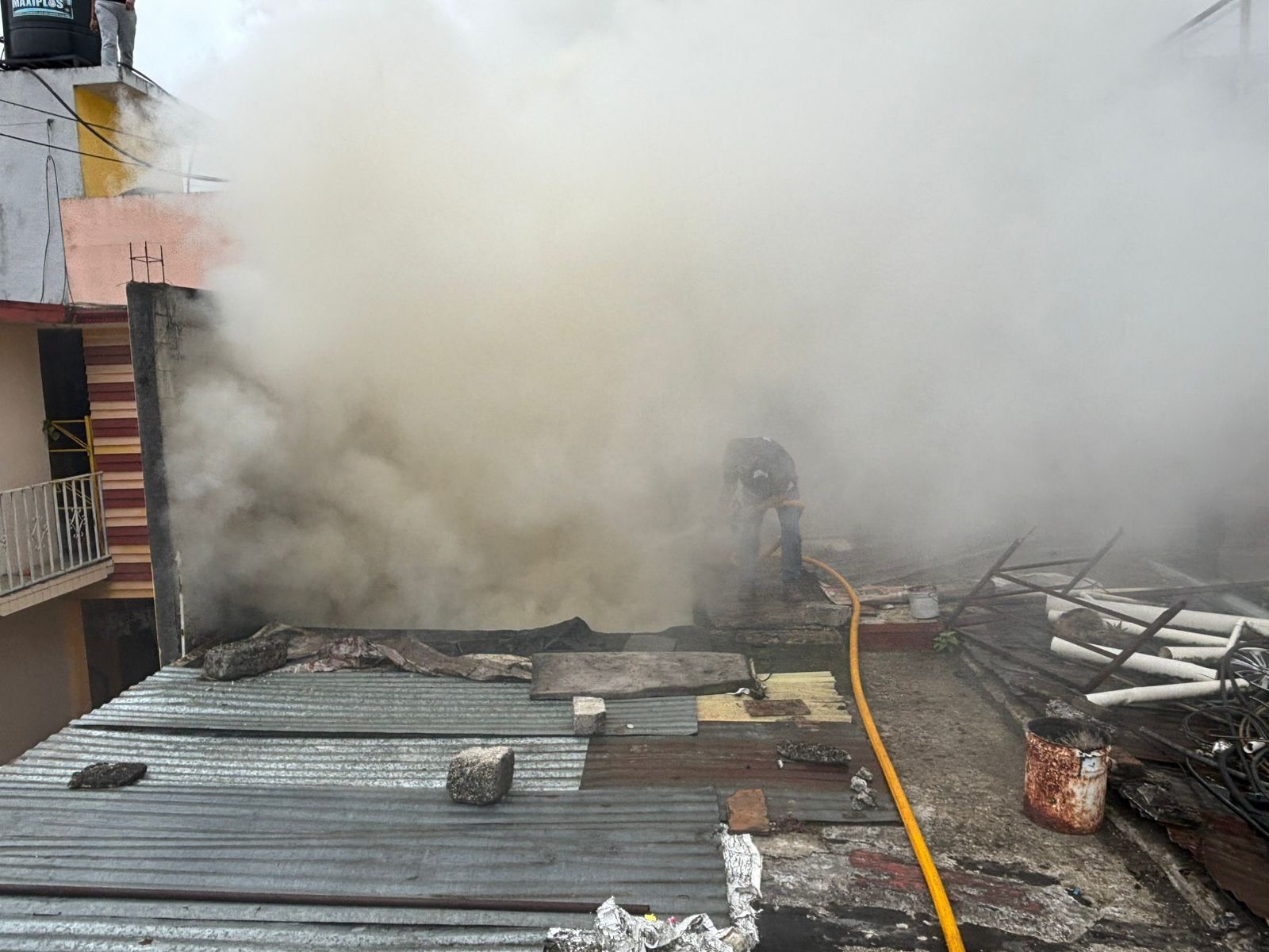 Se registra conato de incendio y accidente vial en Teziutlán; cuerpos de emergencia actúan de inmediato