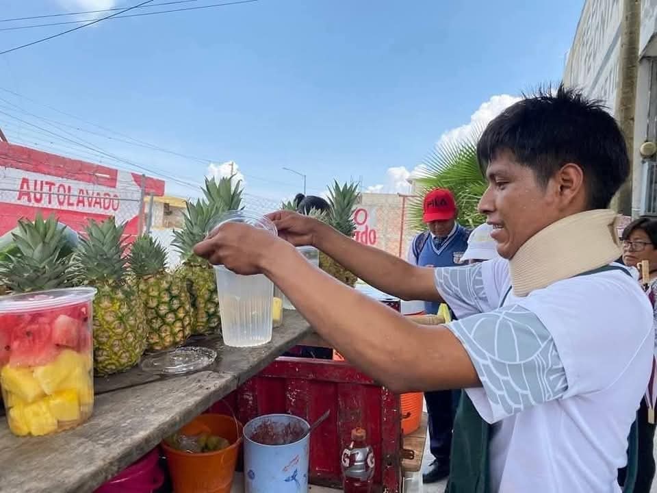 Joven vendedor agredido en Tehuacán regresa a su negocio con el apoyo de la población