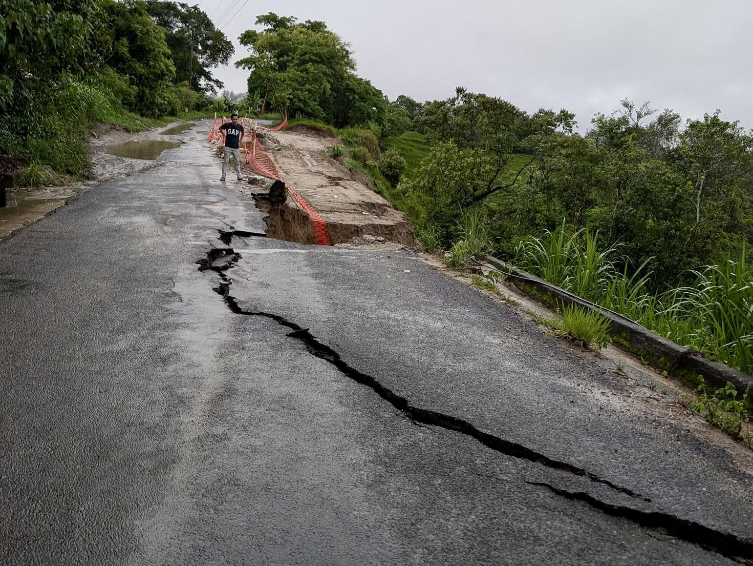 Riesgo en la carretera provoca cierre del tramo Hueytamalco–San José Acateno