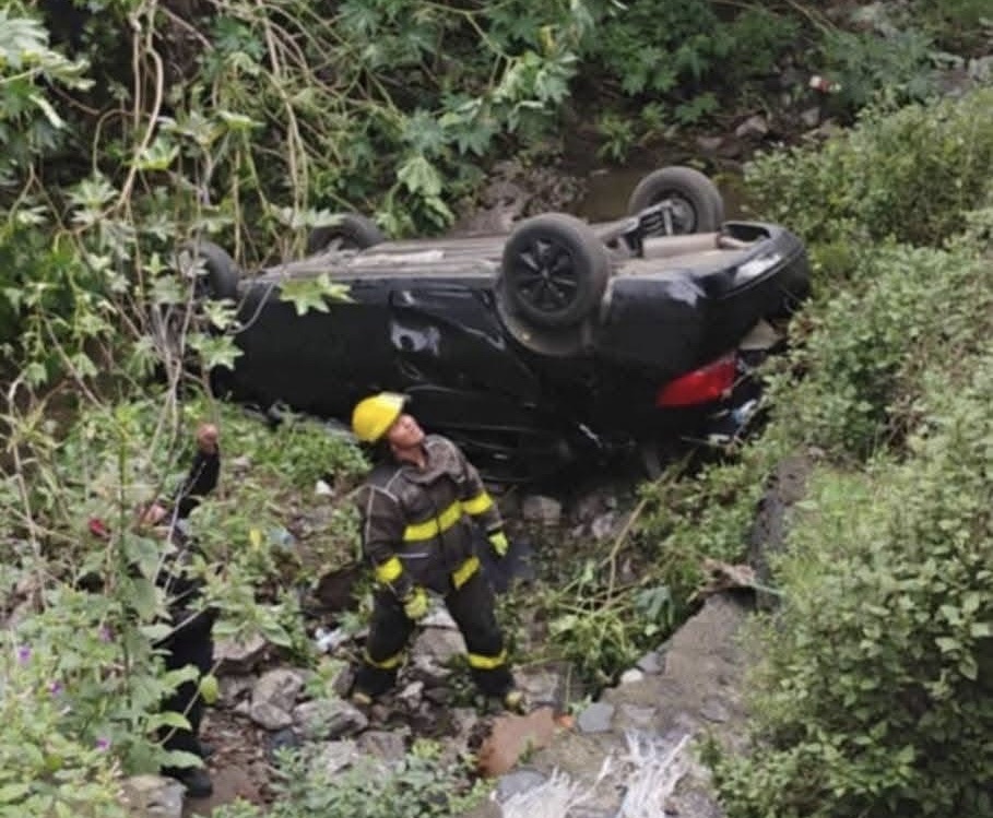 ¡Tragedia en la Atlixcáyotl! Auto cae a barranca y muere joven conductor