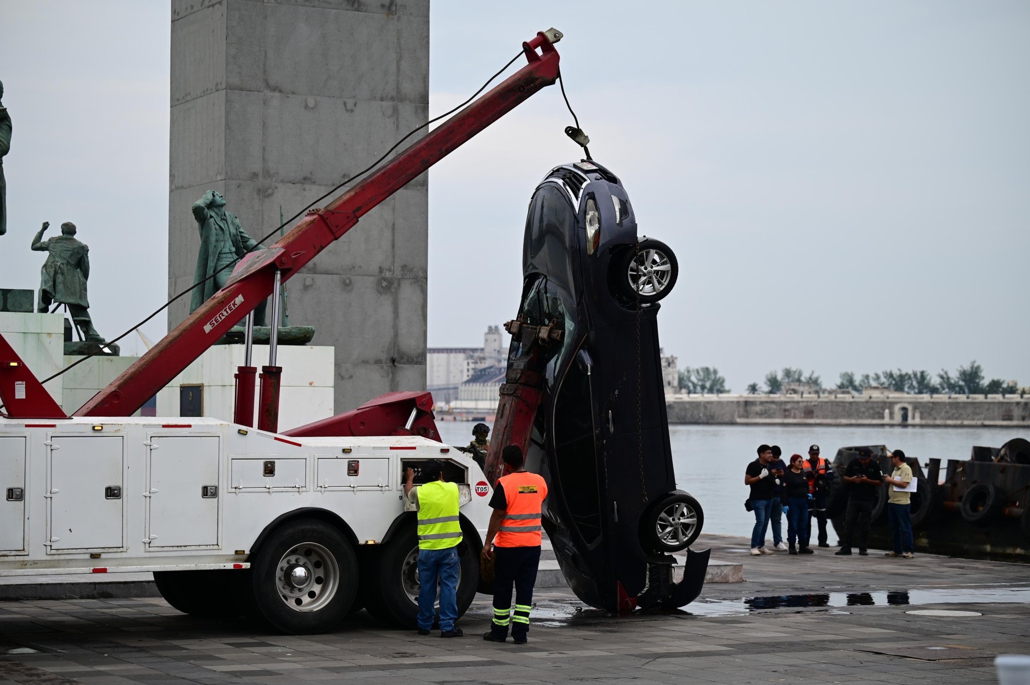 Cae vehículo al mar en el Malecón de Veracruz; hay dos muertos