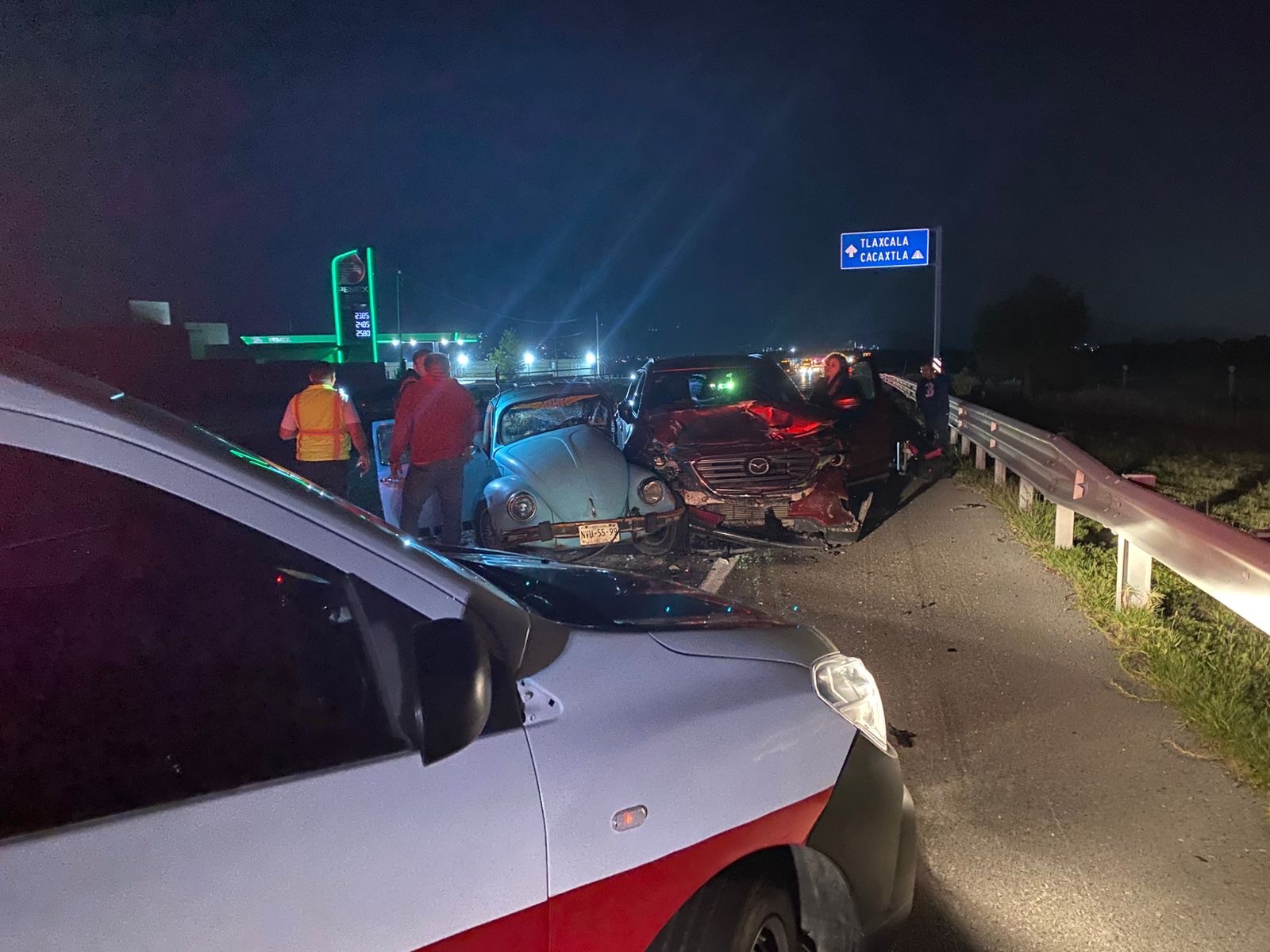En su regreso de Puebla, paramédicos de Tlatlauquitepec atienden a víctimas de choque en la autopista