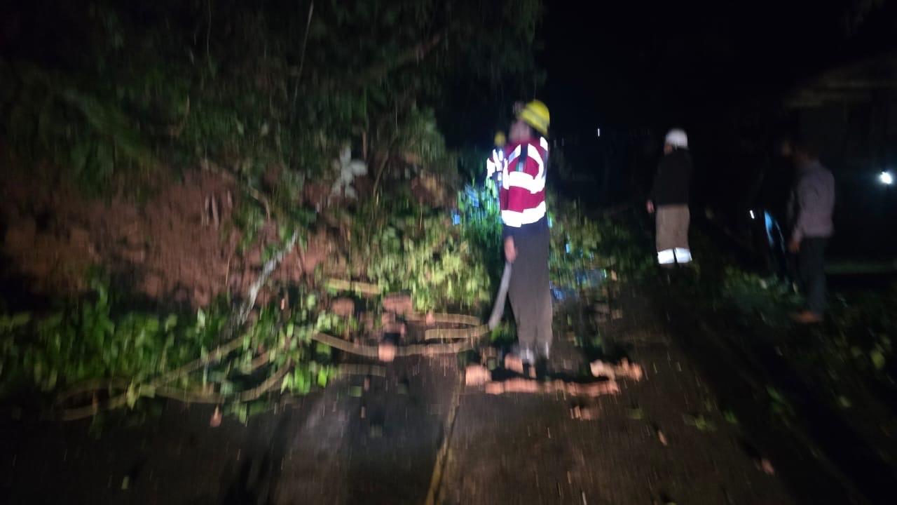 Deslave en Tlatlauquitepec obstruye camino y obliga a evacuar viviendas en riesgo