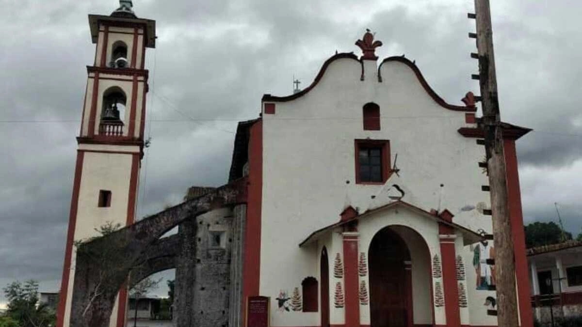 Acusan a párroco de Cuetzalan por daños a monumento histórico en San Andrés Tzicuilan