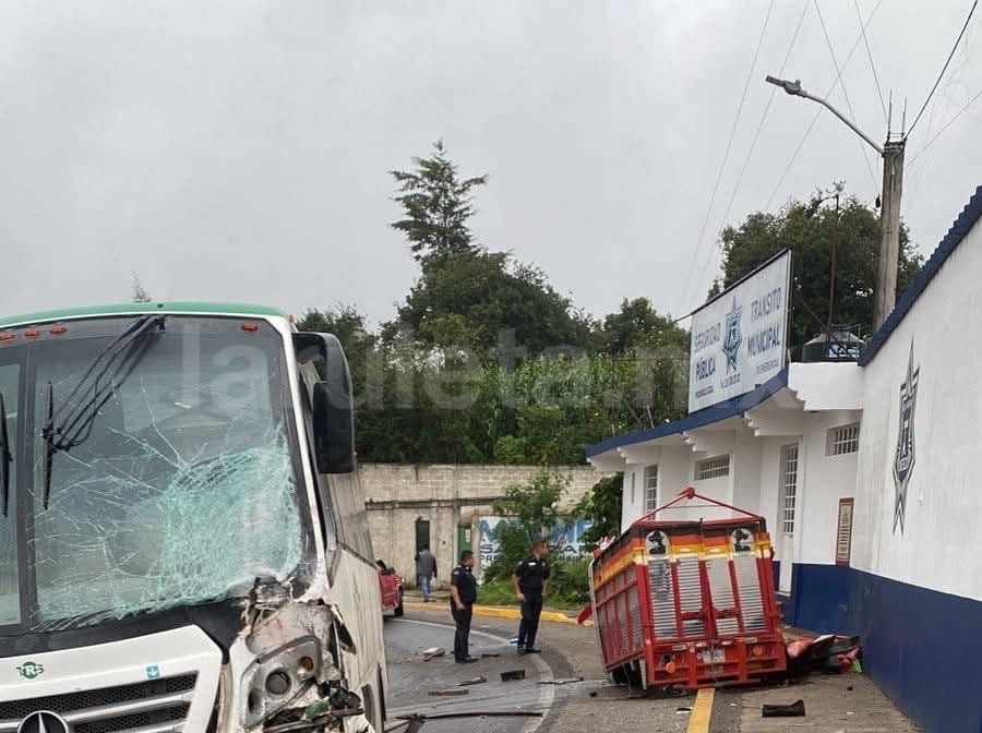 Choque en Xiutetelco deja nueve heridos; unidad de transporte público impacta a camioneta