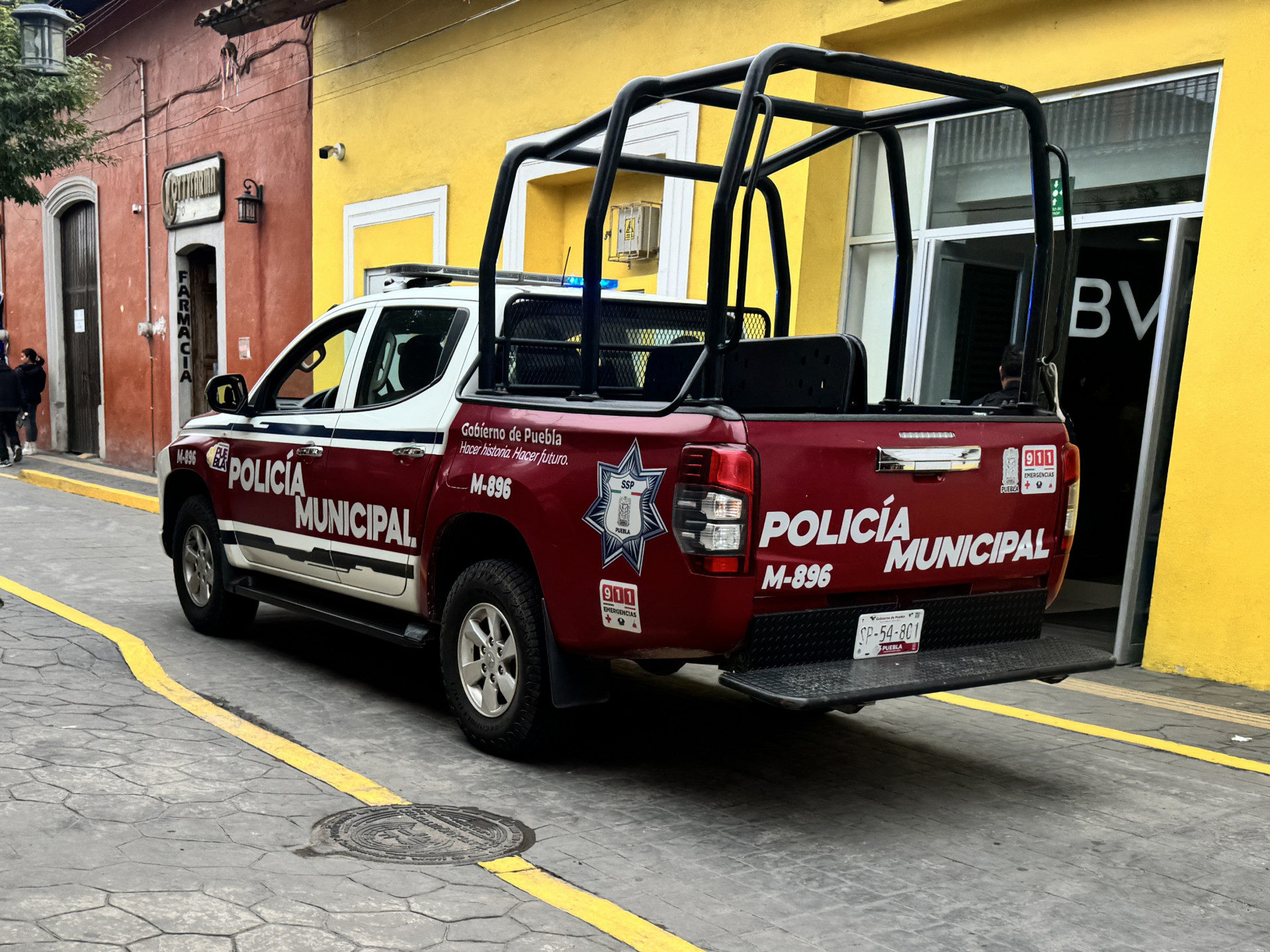 Asalto en BBVA Tlatlauquitepec: uno de los delincuentes quedó al descubierto