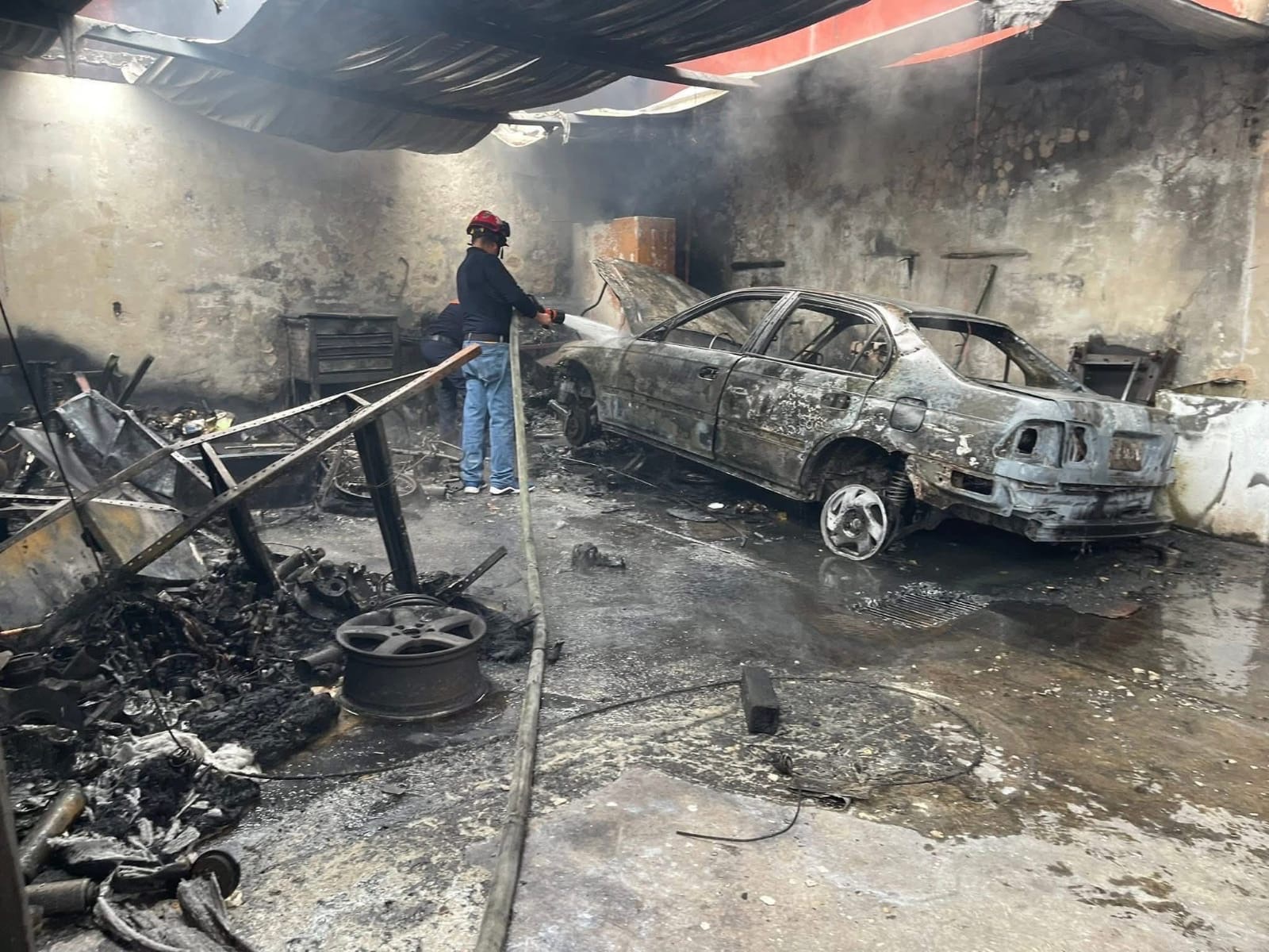 Incendio calcina taller mecánico en Teziutlán