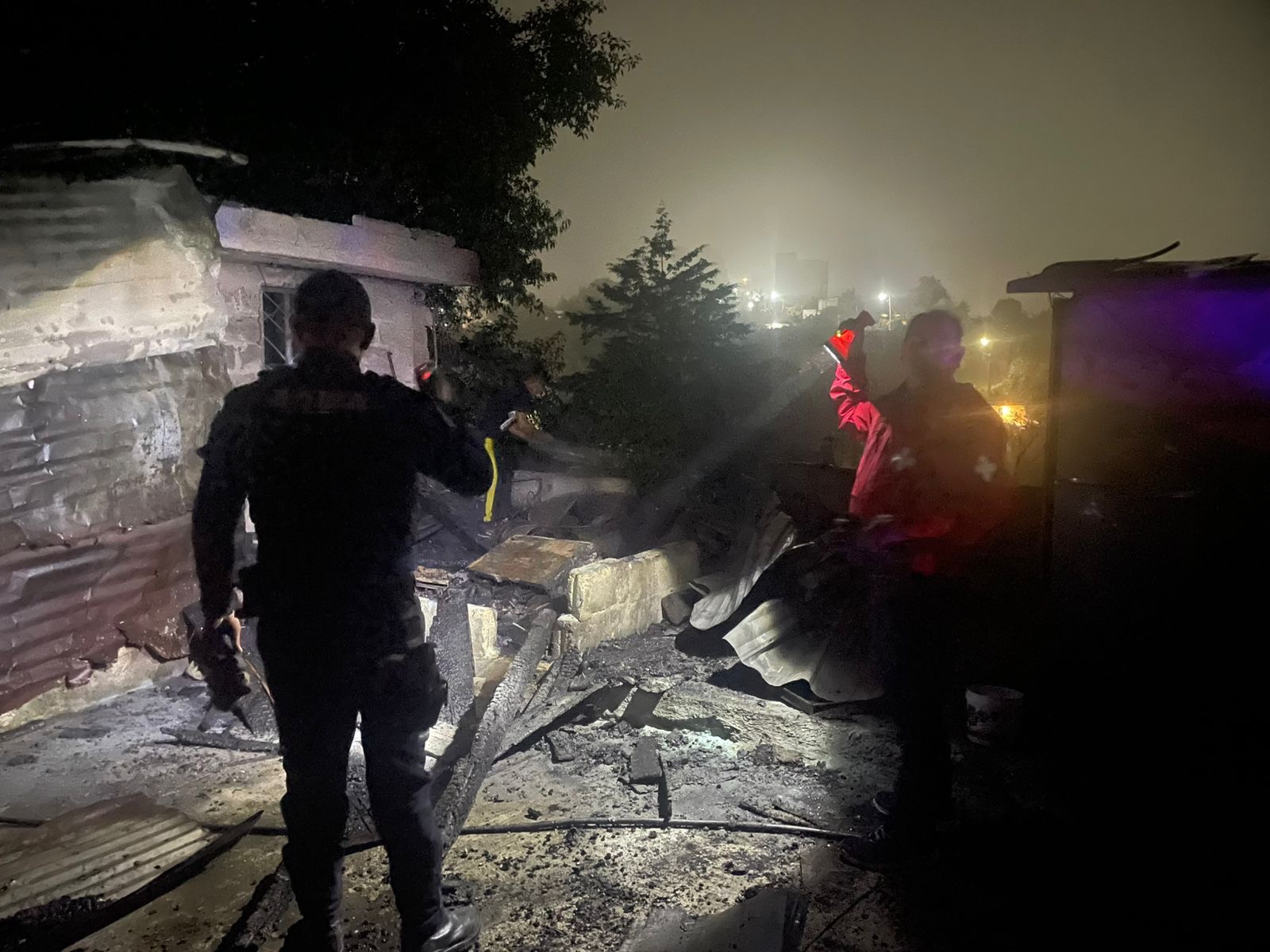 Fuego arrasa con vivienda en Chignautla; vecinos ayudan a controlar siniestro