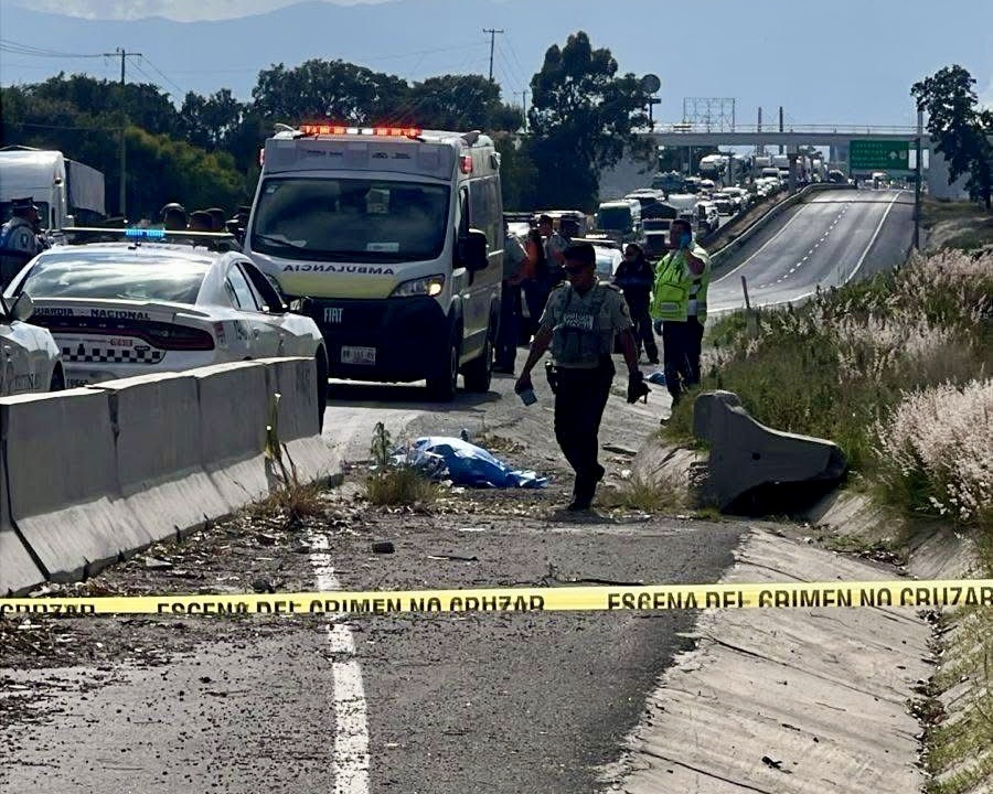 Les cierran el paso y los matan para quitarles la camioneta en autopista de Puebla