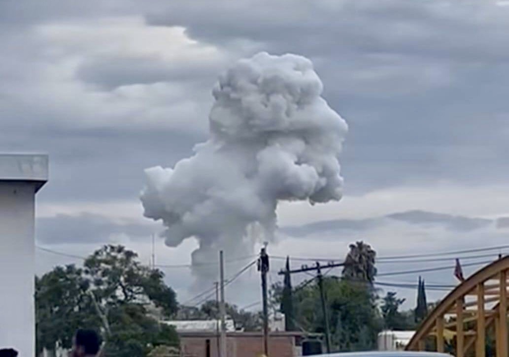 Deja cuatro muertos explosión de polvorín en Puebla
