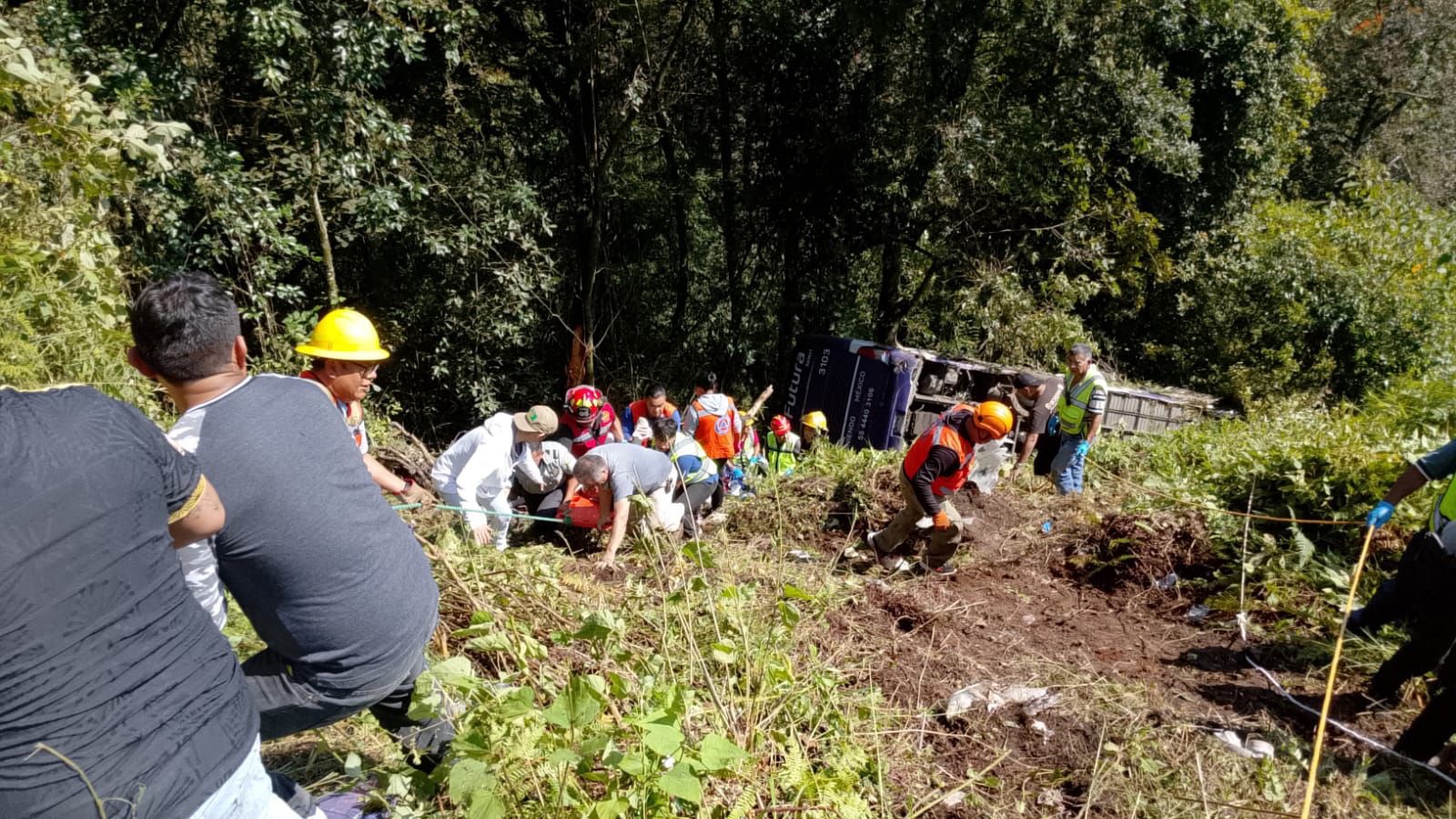 Tres muertos y 21 heridos deja caída de autobús Futura en barranco de Huauchinango