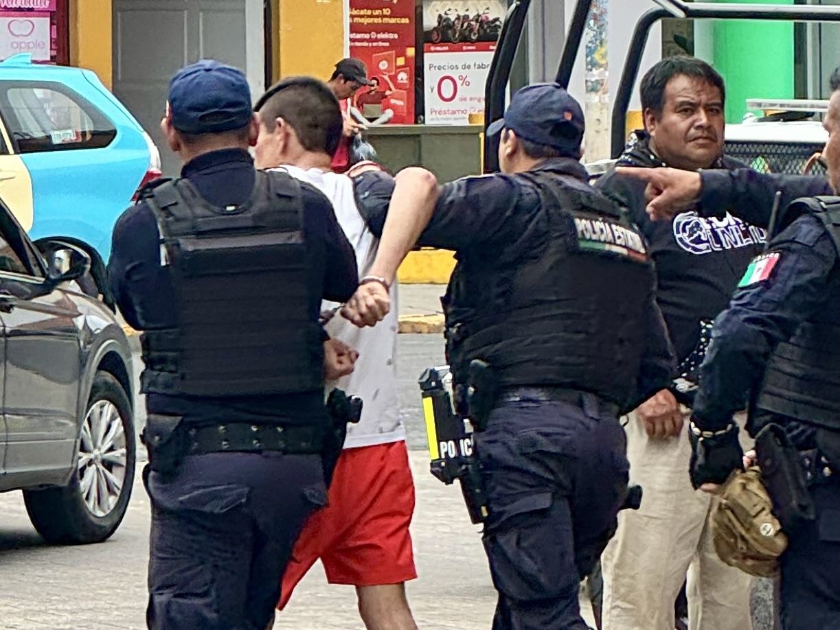 Conductor ebrio desata escándalo y golpea a policía en Tlatlauquitepec