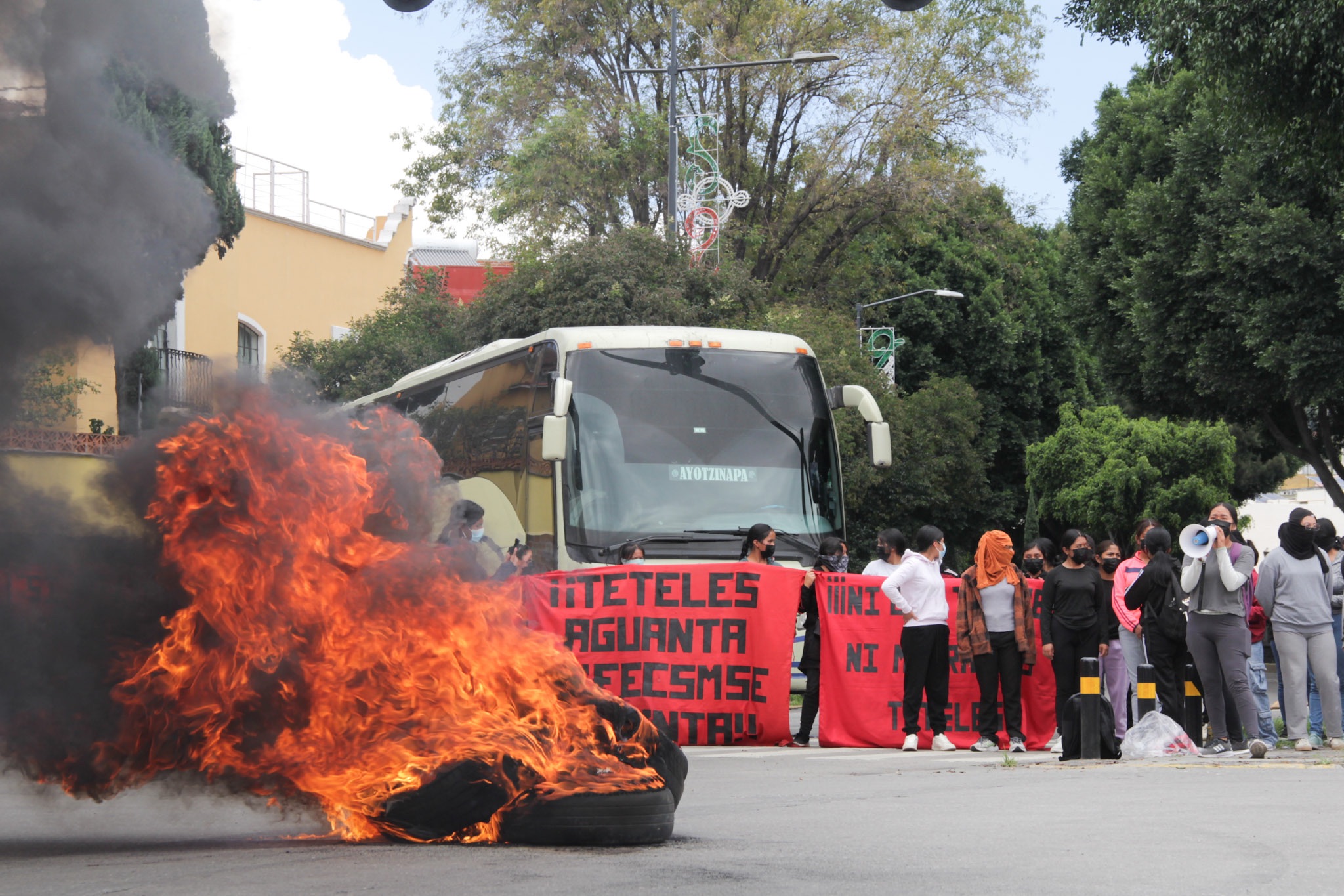 Normalistas de Teteles paralizan la capital poblana y toman la presidencia municipal