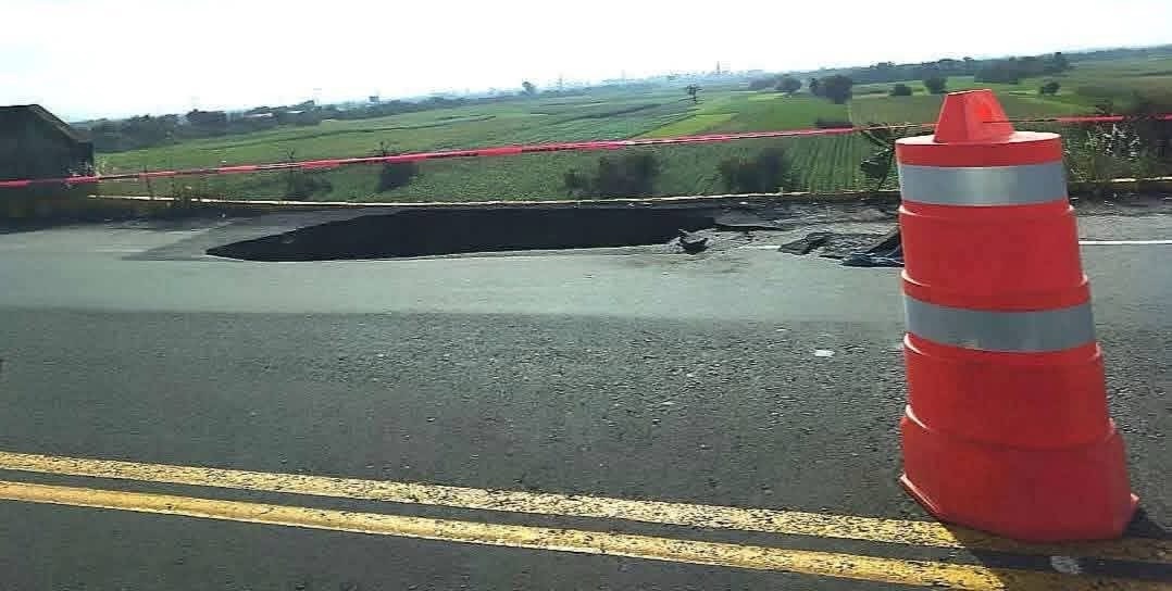 Socavón en Huejotzingo paraliza el tráfico hacia la autopista México-Puebla