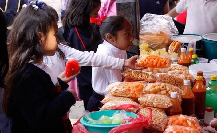 84% de escuelas en Puebla incumple prohibición de comida chatarra