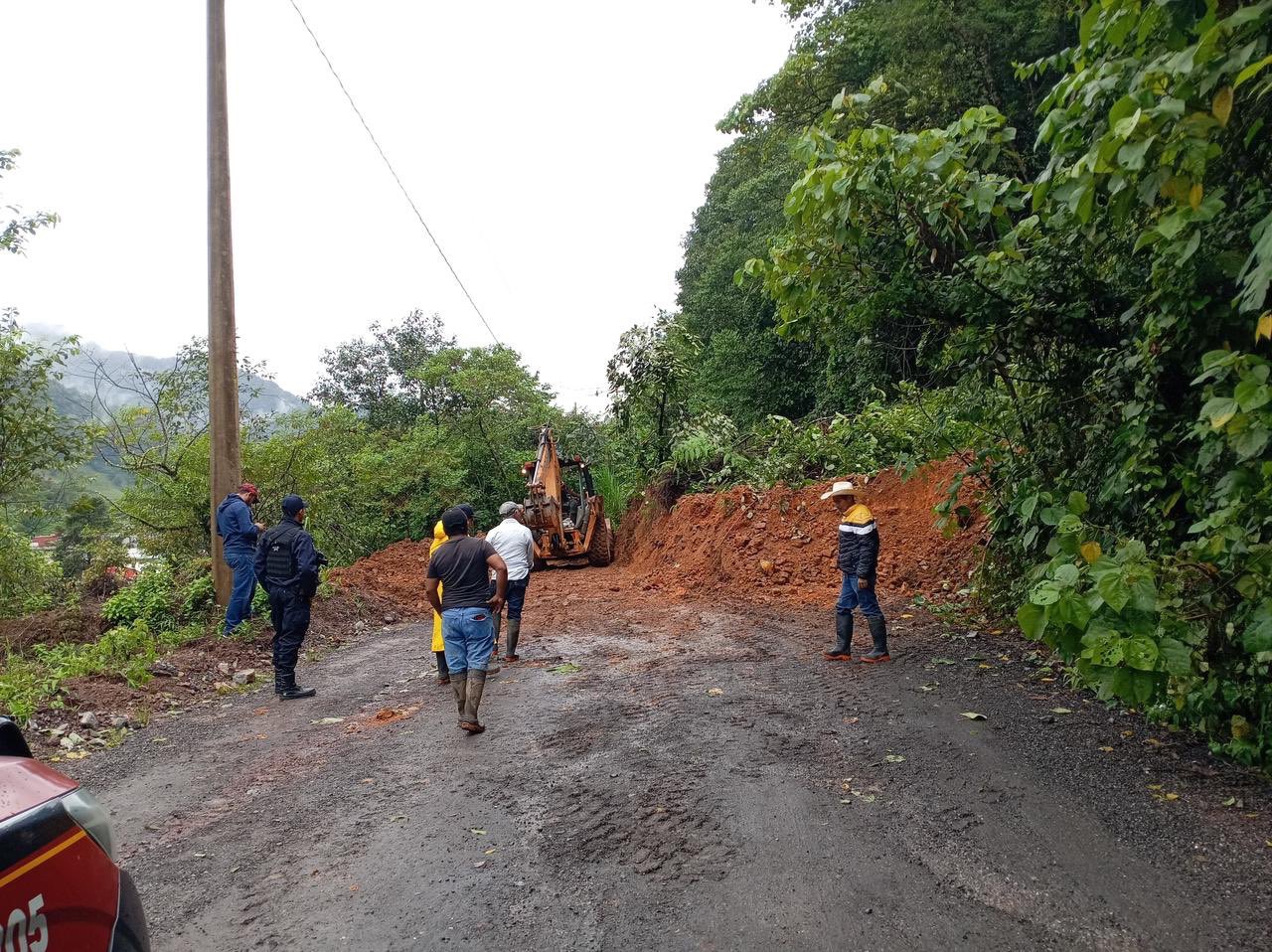 Lluvias provocan derrumbes y bloqueos en la Sierra Norte de Puebla