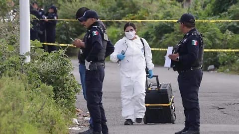 Hombre es hallado sin vida en canal de aguas negras en Puebla