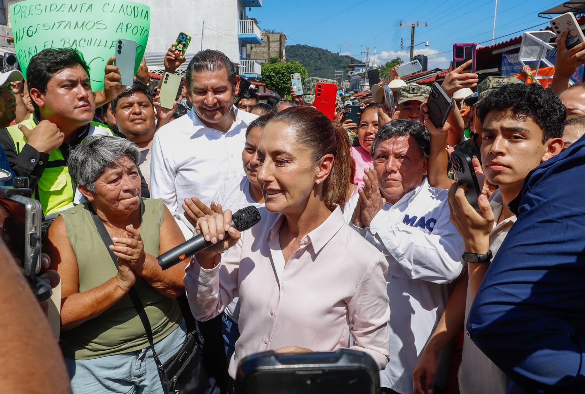 Sheinbaum recorre La Ceiba y promete apoyo integral a damnificados